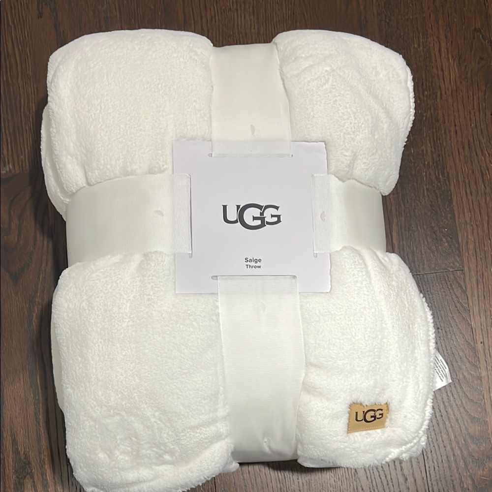 UGG Saige Plush Throw Blanket in Snow